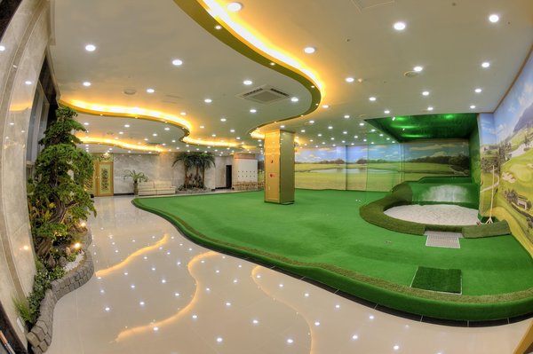 Elevate your swing with indoor golf lessons in the uk